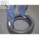 PV Autoteile Leistungsschau 2005. Teil 3. Gut zu sehen. 90 kg seitlich auf dem Reifen und kaum eine Verformung. Die Hrte und Steifigkeit der Reifen macht den Monteuren schwer zu Schaffen.  