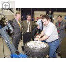 PV Autoteile Leistungsschau 2005. Teil 3. Peter Rudnig, Geschftsfhrer der Racing Department GmbH und Frontmann im PIRELLI Action-Team zeigt wie es richtig geht.  