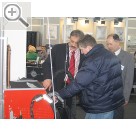 IHM Internationale Handwerksmesse 2005. Karl Heinz Brgel (li.), Vertrieb CELETTE an der Punktschweissmaschine SCORPION.   