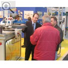I.H.M. Internationlae Handwerksmesse 2005. Holger Seeliger, im Vertrieb bei Weinmann Werkstatt-Technik, spricht von den Vorteilen der AUTOP Unterflur-Hebebhnen.  