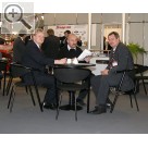 Snap-on Equipment auf der AMITEC 2005 Sven Lachmund, Reinhold Stark von Hofmann (v. li. n. re.) und Gerd Krll, Leiter Werkstatteinrichtung Konczewski Bautzen.  