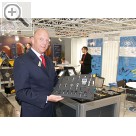 AMITEC Leipzig 2005 Allein der fehler- und zerstrungsfreie Ausbau von Autoradios ist bei der heutigen Vielfalt an Gerten eine Herausforderung. Ralf Niemeyer von HENI hat das passende Werkzeug. HENI Helmut Niemeyer Werkzeuge - Spezialwerkzeuge