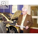 61. Internationalen Automobil-Ausstellung IAA Frankfurt 2005 Josef John, Geschftsfhrer der TECHMESS GmbH, hlt den sehr leichten und kompakten Messkopf des AchsTronic 3000 in Hnden.  