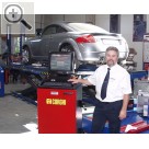 Hausmesse NEIMCKE 2005 in Mühldorf am Inn Arthur Leiser, Gebietsverkaufsleiter bei CORGHI Deutschland, fhrte sein Achsmessgert in Kombination mit einer MAHA Scherenbhne vor.  