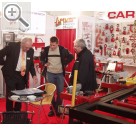 IHM Internationale Handwerksmesse 2006 Auf dem MVS-Messestand zur IHM 2006. Werner Rosenhammer (li.) im Vertrieb bei Fischer Absaugtechnik, ist voll in seinem Element.  