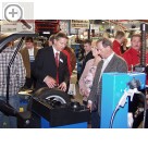 AMITEC 2006 in Leipzig Ralf Szalwicki (li.), im Vertrieb bei Hofmann Werkstatt-Technik, stand auf dem Stand von PV Autoteile und Konczewski mit Rat und Tat zur Seite.  