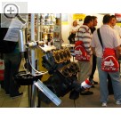 Automechanika 2006 in Frankfurt/Main Die Systemreinigungs- und Pflegemittel von BG Products dienen in erster Linie der Beseitigung von Kohlenstoffrckstnden im Motor oder Getriebe.  