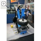 Automechanika 2006 in Frankfurt/Main Die Maschine ist schon serienmig mit allem ausgestattet was man bentigt. Radlift, Abdrcker, Niederhalter, Reifenfller.  