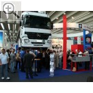 Automechanika 2006 in Frankfurt/Main Ein echter Magnet. Die voll funktionsfhig eingebaute Nutzfahrzeug-Hebebhne HVZ 214/190 WT mit einer Traglast von 14 t pro Stempel.  