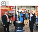 AMITEC 2007 in Leipzig Martin Selbach (li.) und Guido Capra an der neuen HPA Montiermaschine M 928 Royal, dem Flaggschiff in der Palette der HPA Montiermaschinen.  