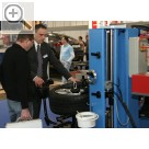 IHM Internationale Handwerksmesse 2008 Wolfgang Dobirr fhrt die neue montierhebellose Reifenmontiermaschine von RAVAGLIOLI vor.  