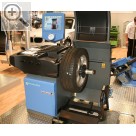 REIFEN Essen 2008 BEISSBARTH Oberklasse Wuchtmaschine mit TFT Bildschirm, automatischer Felgenspannung und Radlift, die microtec ADP 885.  