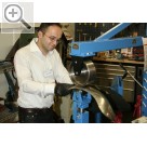 VmA-Technika 2009 in Nürnberg Wert es zu erhalten - Kader Cmez von DINO SAURIER Blechbearbeitungs-Werkzeuge zeigt wie echtes Handwerk funktioniert.  