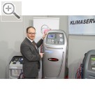 STAHLGRUBER Leistungsschau 2010 Poing Dirk Oettmeier am neuen Klimaservicegert Cool Tech 788 Pro von Robinair. Das neue Klimagert verfgt ber zwei lkreislufe fr Hybrid- und PAG-le.  