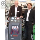 Wessels + Müller Werkstattmesse 2010 Werner Brggemann (li.) im zentralen Dienst der Abteilung Werkstattausrstung bei Wessels + Mller und Jrgen Meier, Vetriebsleiter Deutschland bei NUSSBAUM.  