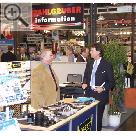 STAHLGRUBER auf der AMITEC 2004. Hubert Seebauer (rechts), Marketing STAHLGRUBER, am HAZET-Stand.  