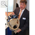 Automechanika 2010 Kay-Uwe Karsten ROMESS mit der elektronischen Lenkradwaage. Zur berprfung des Lenkwinkelsensors knnte diese auch knftig mit einem Achsmessgert kommunizieren. Romess Rogg 