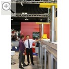 autopromotec 2011 in Bologna LKW Teleskop-Stempelanlage von JAB Becker, erklrt von Geschftsfhrer Uwe Henn (re.)  