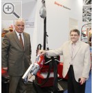 autopromotec 2011 in Bologna Aldo Giacomini (li.), Geschftsfhrer BLACKHAWK und Ali Osmani, President AMH Canada Ltd, an der Punktschweimaschine COMPUSPOT 900 FUSION.  