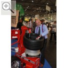 AMITEC 2012 Vorfhrung der DQN DU QUESNE Pro-Fit Reifenmontiermaschine. DQN DU QUESNE wird in Deutschland exklusiv ber LONGUS vertieben.  