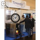 REIFEN Essen 2012 Die TIRESONIC RW 301 Radwaschmaschine reinigt die Rder und Reifen durch Ultraschall in einem Seifebad. Auf den Einsatz von Chemikalien kann weitestgehend verzichtet werden.   