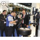 autopromotec 2013 Bologna Vorfhrung der REMA TIP TOP PROMAXX FORCE 1130 REifenmontiermaschine. REMA TIP TOP 