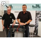 Wessels + Müller Werkstattmesse 2013 Thomas Henzler (li.) und Dirk Stier, Geschftsfhrer und Vertriebsleiter GL GmbH an dem neuen AGS 10 Splgert fr Automatikgetriebe.  