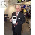 -- AMITEC 2004 --- Auf dem Stand von TECHMESS Elektronik. Geschftsfhrer John mit dem ST-8000 von BrainBee.  Diagnosetechnik u. Diagnosesoftware