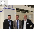 Automechanika Frankfurt 2014 SW-Stahl auf der Automechanika 214 - Geschftsfher Heiner Tilly (re.) mit Ralf Gores (mi.) von der CARAT Gruppe und neuem SW-STahl Vertriebsleiter Sascha Knebel.  