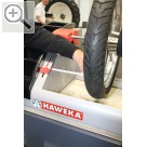 autopromotec 2015 NEU auf der Autopromotec 2015 - HAWEKA  Motorrad Wuchtmaschine BikeBoss - Einrichtung der Felge und bernahme der Abstnde. Haweka 