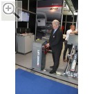 autopromotec 2015 BlitzRotary auf der Autopromotec 2015 - Elektron Batterie-Ladetechnologie magnetisch an der Scherenbhne, vorgefhrt von Herbert Steithoff.  