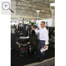 Wessels+Müller Werkstattmesse 2015 FMO Thomas Mieglich fhrt die TCE 4430 Reifenmontiermaschine auf der Wessels+Mller Werkstattmesse 2015 vor.  