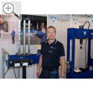 Wessels+Müller Werkstattmesse 2015 FMO Uwe Elbert am AC Hydraulic Heber mit integriertem Absttzsystem.  