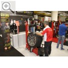 Autopromotec 2017 in Bologna. NEU - CORGHI Reifenmontiermaschine Artiglio 5000, mit Radlift. Corghi 