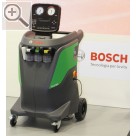 Autopromotec 2017 in Bologna. NEU auf der Autopromotec 2017: BOSCH Klimaservicegerät ACS 863 mit schwenkbarem Display und Schnellwechselsystem für die PAG-, POE- und UV-Behälter.	  