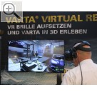 PV LIVE! 2017 Auf der PV LIVE! 2017: Walter Boess, CEMB, im VARTA VR ERLEBNIS - Interaktion mit dem Controller.  