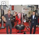 COLERtechnika 2017 in Münster. Dominik Schwarz, VSG Vice President Sales & Marketing - EMEA (re.) und Stefan Krützkemper, AAG Germany Produktmanager Geschäftsbereich Werkstattausrüstung an der BUTLER Reifenmontiermaschine SEIDO 3.0.  