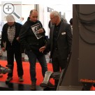 STAHLGRUBER Leistungsschau 2017 in Nürnberg Für die Sprinter- und Crafter-Klasse bestens geeignet - Geschäftsführer, Gerhard Finkbeiner (re.) an der elektro-hydraulischen 9 Tonnen 2-Säulen-Hebebühne TPL9000.  