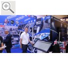 Automechanika Frankfurt 2018 BGS technic auf der Automechanika Frankfurt 2018 - Christoph Schottke, CEO, am Touch Screen mit Onlinekatalog und B2B Order System.  BGS 