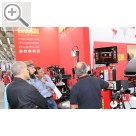 Automechanika Frankfurt 2018 CORGHI Vorführung der UNIFORMITY, der Oberklasse Maschine die montiert und wuchtet.  