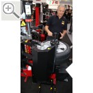 Automechanika Frankfurt 2018 CORGHI Vorführung der UNIFORMITY, der Oberklasse Maschine die montiert und wuchtet.  