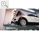 Automechanika Frankfurt 2018 ELEKTRON Batterielader an der Wand. Das Ladekabel kommt einfach von oben.  