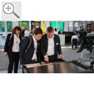 WM Werkstattmesse 2019 in Stuttgart - Teil 2. Christian Händel (re.) WM SE informiert Dietmar Winkler, Springer Automotive Media, über Details des neuen monochrom Produktprogramms. Hier der monochrom Werkstattwagen von HAZET.  