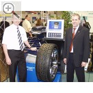 Hofmann Werkstatt-Technik auf der REIFEN 2004 in Essen. Stand auf der Messe stndig im Mittelpunkt. Die Wuchtmaschine geodyna optima. Bernhard Hoffmann (rechts), Produktmanager Wuchten und Montieren bei HOFMANN, ist einer der Vter der optima.  