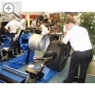 Hofmann Werkstatt-Technik auf der REIFEN 2004 in Essen. Montage und Demontage von Single Wheels der neuen Generation. Mit der monty 4400 von HOFMANN ein leichtes Spiel. Hofmann 