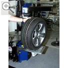 MAHA Maschinenbau Haldenwang auf der REIFEN 2004 in Essen. Die MAHA Reifenmontiermaschine TYRE C50. Rder-Hubtisch Wheel Lift 1 zum einfachen anheben der Rder. Maha 