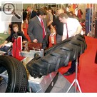 TIP TOP STAHLGRUBER auf der REIFEN 2004 in Essen. Mit VULCSTAR knnen Reparaturen an LLKW-Reifen ab 245 mm bis hin zu Traktorreifen mit 700 mm Breite durchgefhrt werden.  