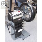 MAHA auf der Automechanika 2004 Elektronische Wuchtmaschine Wheel B10 mit Motorrad-Spannvorrichtung.
 Maha 