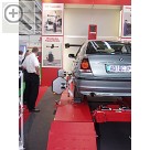 Hunter auf der Automechanika 2004 Scherenhebebhne fr die Achsvermessung. Hohe Genauigkeit und hohe Verwindungssteifigkeit zeichnen diese Bhne aus. Hunter 