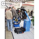 Snap-on Equipment auf der Automechanika 2004 Zum sicheren und gesundheits-schonenden Heben von Rdern dieses Formats gibt es den  Radlift.  